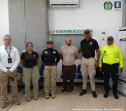 Nea Arias habría pretendido pasar los controles migratorios del aeropuerto José María Córdova como un ciudadano inadmitido, que arribó a Medellín con otras tres personas, para evadir las órdenes de captura que tenía. Foto: Cortesía