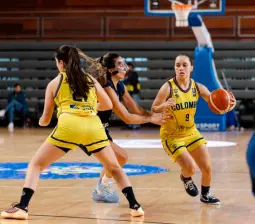 La antioqueña Manuela Ríos (con la pelota) fue la jugadora nacional más destacada en el clasificatorio a la AmeriCup 2027. FOTO CORTESÍA FIBA 