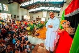 En esta parroquia de Medellín un títere le ayuda al cura a celebrar la misa
