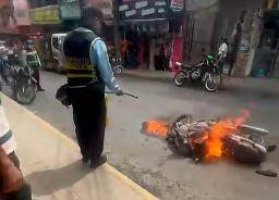 La conductora le prendió fuego a su moto en plena vía pública. FOTO TOMADA DE VIDEO
