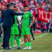 El técnico Javier Gandolfi en uno de los partidos de Liga conversando con Andrés Sarmiento y Jorman Campuzano. FOTO JUAN ANTONIO SÁNCHEZ