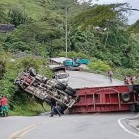 Así quedó la tractomula tras volcarse en el sector La Frisolera de Valdivia. FOTO Denuncias Antioquia.