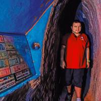 Estos son algunos de los billetes exóticos que se pueden observar en esta cueva ubicada en Cocorná, Antioquia. FOTO JULIO CÉSAR HERRERA