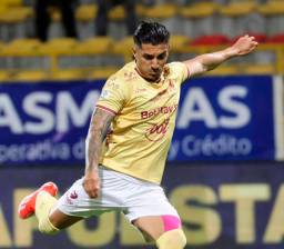 El antioqueño Yeison Guzmán marcó de penal y fue elegido como figura del partido que Deportes Tolima ganó como visitante en el estadio de Techo. FOTO TOMADA DE @cdtolima