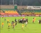 Un grupo de hinchas se metió a la cancha del estadio Alfonso López de Bucaramanga interrumpiendo el partido entre Atlético Bucaramanga y Deportes Tolima. FOTO CAPTURA DE PANTALLA