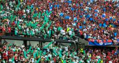 Pese a los antecedentes recientes, ambas hinchadas han disfrutado de muchos clásicos en paz, y a eso se le apuesta en el clásico del sábado. FOTO CAMILO SUÁREZ
