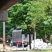 Los costales con desechos industriales fueron dejados en cercanías de la estación de Industriales. FOTO: EMVARIAS