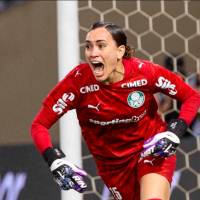 La arquera colombiana Katherine Tapia celebra la atajara del penal que le dio el título de la Supercopa a Palmeiras. FOTO TOMADA X@Palmeiras_FEM