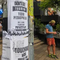 Imagen de carteles en El poblado y Envigado, en contra de turistas que vienen a Medellín a abusar de niñas. Foto: Andrés Camilo Suárez Echeverry.