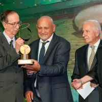 Javier Ríos (izquierda) y una distinción merecida por su contribución al desarrollo del ciclismo de Antioquia. En la imagen está acompañado por el periodista Anselmo “Chemo” Quiroz y el dirigente Baltazar Medina. FOTO CORTESÍA ACORD ANTIOQUIA