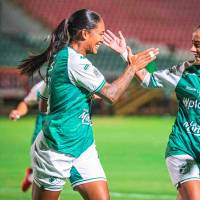 Las goleadoras Melani Aponzá y Karla Viancha celebran uno de los goles con los que el Deportivo Cali venció a Santa Fe en calidad de visitante. Este sábado se jugará la final para definir al campeón de la Liga Femenina. FOTO TOMADA X @CaliFemenino