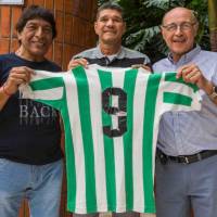 En 2017 Atlético Nacional había hecho un homenaje a sus leyendas, y en esa ocasión Vilarete compartió con Oswaldo Marcial Palavecino y Hugo Horacio Londoño, con quienes aparece en la imagen. FOTO JULIO CÉSAR HERRERA 