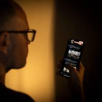 Los usuarios invierten cerca de 62 minutos diarios deslizando la pantalla de sus teléfonos, según un reciente informe de OnePlus. FOTO: GETTY.