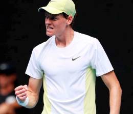 El número uno del mundo, el italiano Jannik Sinner avanzó a cuartos de final en Australia. FOTO TOMADA @AustralianOpen