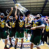 Los jugadores celebraron la obtención del bicampeonato, tras derrotar en la final a Cimarrones del Chocó. FOTO CORTESÍA PAISAS