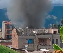 El incendio ocurrió en la tarde del 3 de mayo y afectó solo una edificación localizada en la zona central de Ituango. FOTO: IMAGEN TOMADA DE VIDEO EN REDES SOCIALES 