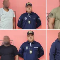 Estos son cuatro de los cinco extranjeros que fueron inadmitidos cuando intentaban ingresar por el aeropuerto de Rionegro. FOTO: Cortesía Migración Colombia