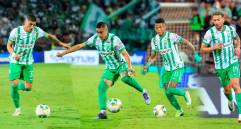 Juan Bauza, Camilo Cándido, Billy Arce y Facundo Batista, los cuatro extranjeros que tuvo al tiempo, Atlético Nacional en el campo en el partido contra Bucaramanga en el Atanasio Girardot. FOTO CAMILO SUÁREZ 