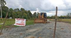 La Alcaldía de Rionegro puso un sello para anunciar su orden de que se deben suspender los trabajos en el lote de Aromas de Colombia. FOTO: CORTESÍA