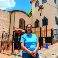 Dora Elena López, a sus 58 años, en la parroquia San Jerónimo de La Gabriela en Bello, la cual vio y ayudó a fundar. FOTO Camilo Suárez.