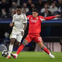 Richard Ríos junto a Vinícius Júnior en el partido entre el Real Madrid y el Benfica. FOTO GETTY