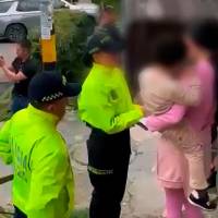 Entre los capturados había incluso mamás y otros familiares de los niños que fueron víctimas de esta red. FOTO: IMAGEN TOMADA DE VIDEO