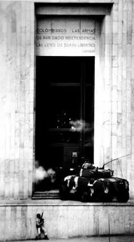 En total, hubo tres incendios en el Palacio, algunos provocados por las detonaciones de las tanquetas del Ejército. Varias personas murieron calcinadas. FOTO COLPRENSA