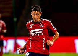 El volante uruguayo Pablo Lima será uno de los futbolistas que no seguirá en el cuadro rojo para el 2025. FOTO: EL COLOMBIANO