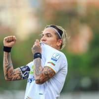 El delantero tolimense Dayro Moreno celebra un gol besando el escudo de la camiseta del Once Caldas, el equipo de su vida, durante un juego en el Polideportivo Sur de Envigado. FOTO: Camilo Suárez