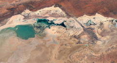 Vista aérea del paisaje desértico en Australia Occidental, capturada por Google Earth, donde contrastan las lagunas turquesa con las formaciones rocosas y los tonos ocres del terreno. FOTO cortesía Google Earth