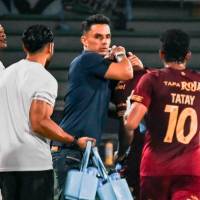 El técnico Lucas González del Deportes Tolima fue expulsado en el duelo ante O’Higgins de Chile, y ahora el club Pijao apelará esa expulsión ante Conmebol. FOTO TOMADA X@cdtolima