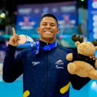 El colombiano Luis Felipe Uribe con su medalla de bronce ganada en la primera parada de la Copa Mundo de Canadá. FOTO CORTESÍA FECNA 