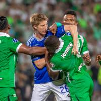 Andrés Llinás y su excompañero Andrés Felipe Román tuvieron un cruce de palabras en un partido de la Copa Sudamericana 2026. FOTO: Juan Antonio S´´anchez
