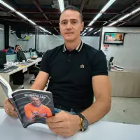 Wilmar Roldán exhibe orgulloso el libro de su autobiografía que acaba de publicarle la editorial Zaíno. FOTO JEANN RODRÍGUEZ CARO 
