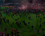 Este es el momento exacto en el que la hinchada invade el campo para celebrar el ascenso junto a los jugadores. FOTO CAPTURA DE PANTALLA