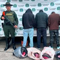 Estos fueron los capturados por manipular estas carnes que pretendían ser incluidas en el mercado, según las autoridades. FOTO: CORTESÍA POLICÍA ANTIOQUIA