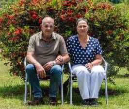 Mariela y Javier se conocieron en un grupo de tertulias que había en Puerto Venus. Se casaron en septiembre de 1983. En la imagen, en la finca en la que viven en Rionegro. FOTO Julio César Herrera