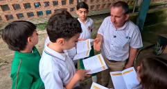 El docente Yamid Arango con sus estudiantes de Generación Tech. FOTO EL COLOMBIANO