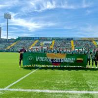 Todo el plantel de Chapecoense posando con un mensaje solidario para Colombia. FOTO: X ChapecoenseReal