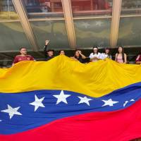 La movilización reunió a migrantes que residen en Medellín y que siguieron los hechos desde Colombia, en medio de un ambiente marcado por la expectativa y la emotividad colectiva. Foto: Manuel Saladarriaga