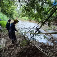 Unidades del Cuerpo de Bomberos de Rionegro llegaron al lugar y hallaron el cuerpo sin vida de una persona. FOTO Cortesía BOMBEROS RIONEGRO.