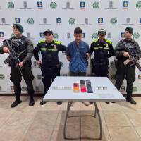 Durante la captura de Wilder Areiza, alias “El Flaco” (en el centro de la foto) fueron incautados nueve equipos móviles, 380.000 pesos en efectivo y munición de calibres 5.7 mm y 38 mm. FOTO cortesía 