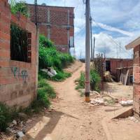 En este callejón de tierra de la vereda Ajizal, de Itagüí, ocurrió el asesinato de Johan Alexánder Agudelo Hernández, de 20 años, y quien era conocido con el alias de 55. Fue el primero de los dos asesinatos. FOTO: ANDRÉS GARCÍA HERNÁNDEZ