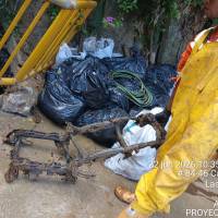 Entre las partes encontradas está el chasis de una motocicleta que se encontraba en uno de los canales de la quebrada La Máquina, la misma que se desbordó el pasado 3 de abril y que dejó un niño muerto. FOTO: CORTESÍA ALCALDÍA DE MEDELLÍN