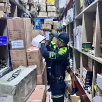 En el procedimiento, las autoridades también incautaron 2.650 unidades de veneno para ratas avaluadas comercialmente en más de $46 millones. FOTO: Cortesía Policía Metropolitana del Valle de Aburrá