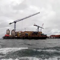 La medida ordenó la suspensión parcial de actividades asociadas a la operación de una planta de fabricación de concreto sobre esta barcaza. FOTO: CORTESÍA
