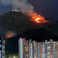 El incendio del Cerro de las Tres Cruces es a pocos metros de los conjuntos residenciales de la Loma de los Bernal, lo que ha generado temor en muchos habitantes. Foto: Manuel Saldarriaga