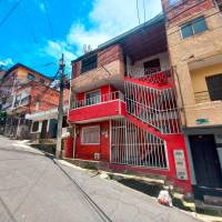 En el tercer piso de esta vivienda del barrio Pérez, de Bello, ocurrió el asesinato de Katerin Lizeth Casas Rodas, de 33 años, y la posterior muerte de Sebastián Fernández Salas, de 34, quienes vivían en unión libre en esta propiedad desde hace un año. FOTO: MAURICIO PALACIO