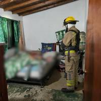 Personal del Cuerpo de Bomberos de Rionegro atendieron la emergencia que llevó a la muerte de una pareja de esposos en este municipio del Oriente antioqueño. FOTO: CORTESÍA BOMBEROS RIONEGRO