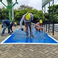 Obreros del Distrito dan los detalles finales a uno de los nuevo cicloparqueaderos de la ciudad. FOTO: Cortesía
